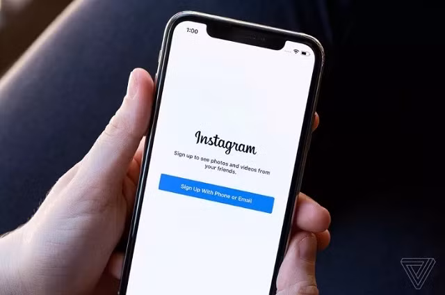 Ứng dụng Instagram trên điện thoại không sử dụng được. Ảnh: Theverge.