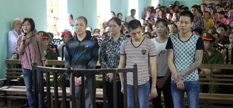 Băng nhóm của Hứa Văn Trưởng trước vành móng ngựa.