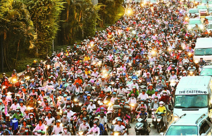 Lượng xe gắn máy kẹt cứng trong hầm Thủ Thiêm tiềm ẩn nhiều nguy cơ tai nạn, mất an ninh trật tự.