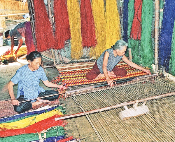 Nghề dệt chiếu Cẩm Nê, Hòa Tiến. Ảnh: ÔNG VĂN SINH