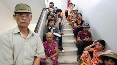Người bệnh ngồi xếp hàng dài ở cầu thang chờ khám bệnh tại Bệnh viện Ung bướu TP Hồ Chí Minh. Ảnh: THUẬN THẮNG