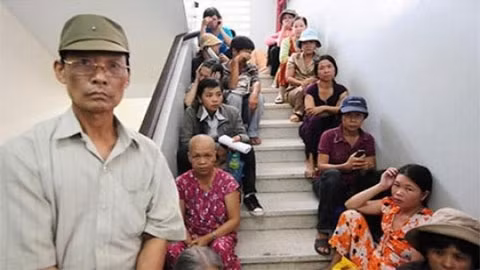 Người bệnh ngồi xếp hàng dài ở cầu thang chờ khám bệnh tại Bệnh viện Ung bướu TP Hồ Chí Minh. Ảnh: THUẬN THẮNG