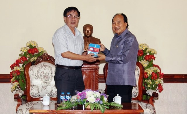 Trao tặng Bảo tàng Cayson Phomvihan bộ phim “Chủ tịch Xuphanuvong với Việt Nam”.