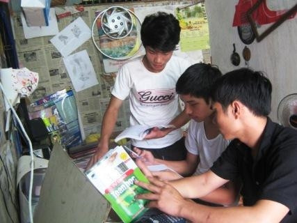 Sinh viên Nguyễn Xuân Tiến đang giúp các sỹ tử ôn bài trước ngày thi