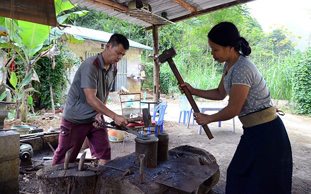  Vợ chồng anh Lương Văn Luyện làm khuôn dao.