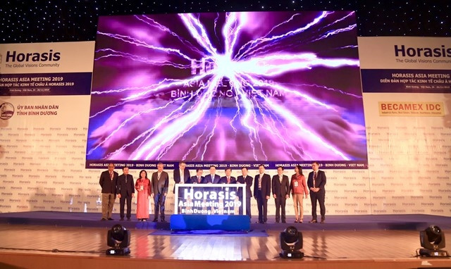 Phó Thủ tướng Vương Đình Huệ và các đại biểu thực hiện nghi thức khai mạc diễn đàn.