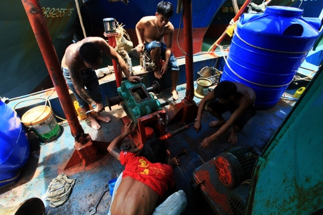 Tàu phải nằm bờ sửa chữa hằng tháng, thiệt hại này ai tính cho ngư dân?