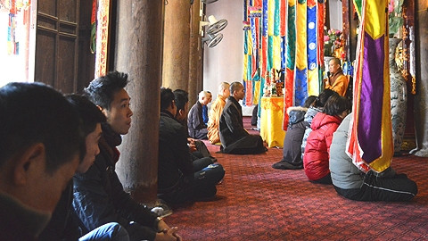 Các phật tử trẻ đến chùa nghe giảng đạo Phật các thứ bảy hàng tuần.