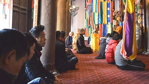 Các phật tử trẻ đến chùa nghe giảng đạo Phật các thứ bảy hàng tuần.