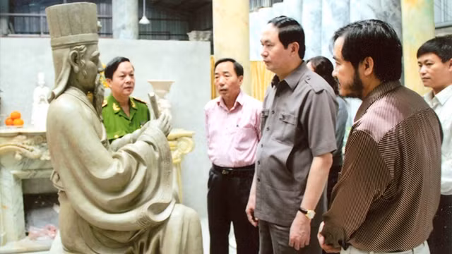 Bộ trưởng Trần Đại Quang kiểm tra đúc tượng nhà giáo Chu Văn An tại Văn Miếu Học viện CSND. 