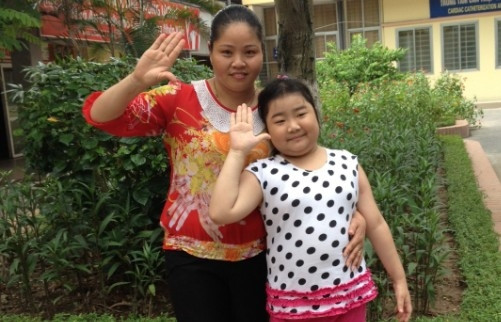  Hai mẹ con bé Phương Anh – một trong số các thành viên của Câu lạc bộ Lupus vừa được thành lập cùng giơ tay hình chữ L (chữ cái đầu của từ Lupus) hưởng ứng sự ra đời của CLB. 