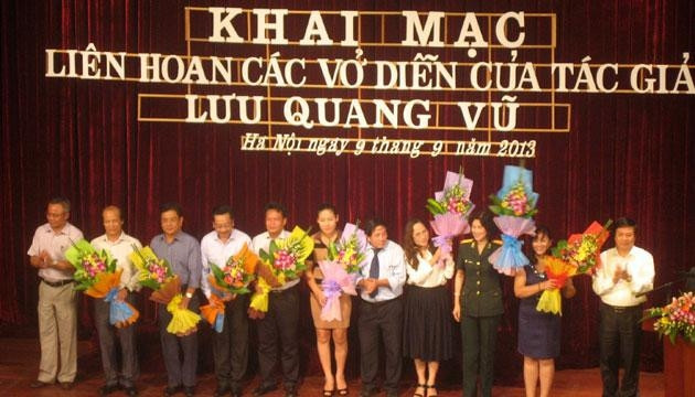 Đại diện các đoàn kịch tại lễ khai mạc Liên hoan.