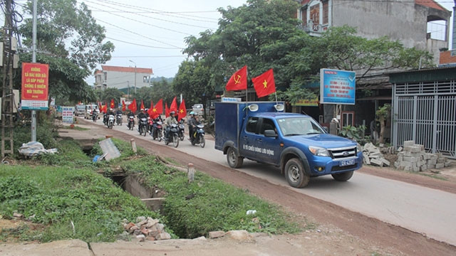 Chiếu bóng lưu động về nông thôn. Ảnh: QUANG ĐỒNG