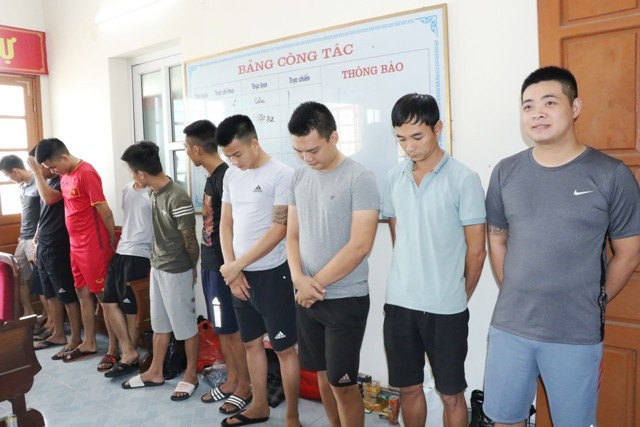 Các đối tượng trong đường dây cá độ bóng đá qua internet bị bắt giữ.