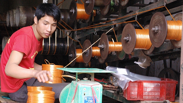 Sản xuất dây buộc từ nhựa tái chế. Ảnh: NAM HẢI