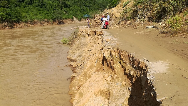 Tuyến đường ô-tô từ trung tâm huyện Kỳ Sơn đi Tà Cạ, Mường Típ, Mường Ải bị lũ cuốn trôi hết mặt đường.