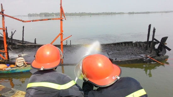 Một tàu câu mực đang neo đậu bị cháy rụi