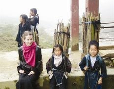 Martha Thảo và trẻ em vùng cao Việt Nam.