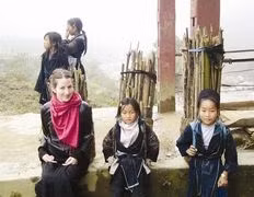 Martha Thảo và trẻ em vùng cao Việt Nam.