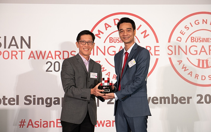 Ông Võ Trung Hiếu, Giám đốc Kinh doanh Quốc tế của Vinamilk đại diện nhận giải thưởng từ Ban tổ chức.