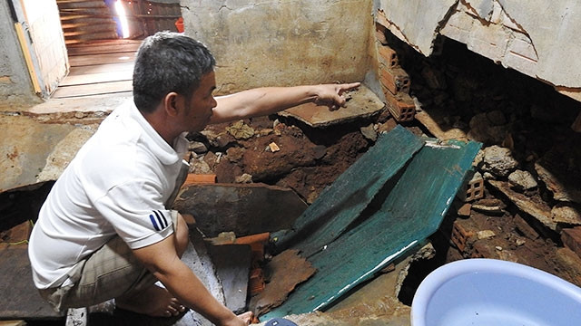 Các hộ dân ở ngõ 193 bị nước mưa tràn xuống làm sụt lún nền và nứt tường nhà.