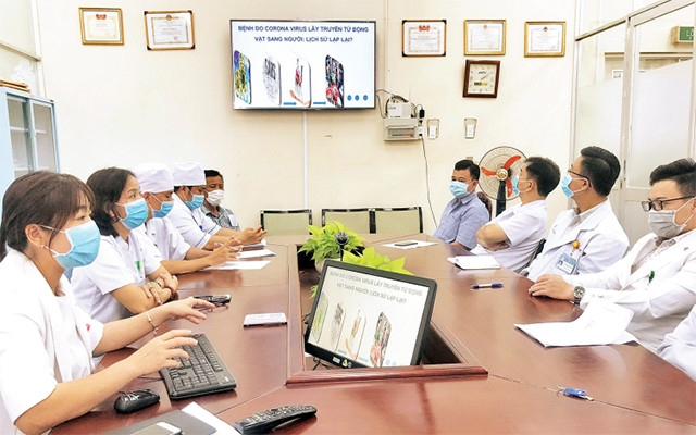 Các bác sĩ Bệnh viện Chợ Rẫy trao đổi nghiệp vụ, cập nhật thông tin mới về dịch Covid -19 với đồng nghiệp.