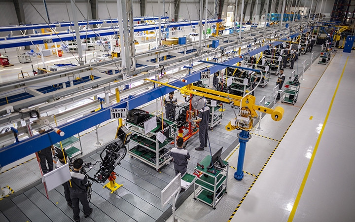 Những chiếc xe bốn bánh và hai bánh VinFast được hình thành từ khát vọng học hỏi, chinh phục và làm chủ công nghệ, dây chuyền sản xuất để hiện thực hóa giấc mơ tạo dựng vị thế ngành công nghiệp ô-tô V