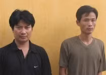 Cao Anh Sơn (bên trái) và Biện Xuân Huy tại cơ quan CSĐT.