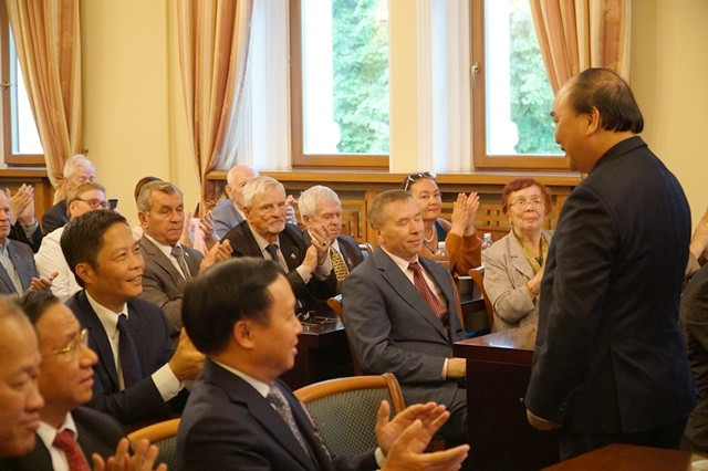 Các cựu chiến binh và bạn bè Nga chào mừng Thủ tướng Chính phủ Nguyễn Xuân Phúc.