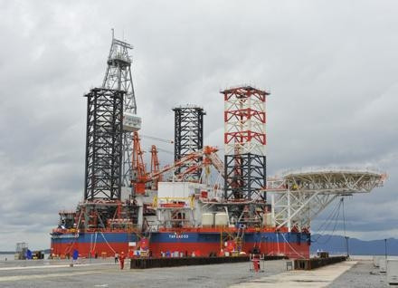 Hạ thủy giàn Tam Ðảo 03 tại Cảng hạ lưu Vũng Tàu.