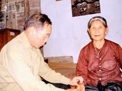 Bác sĩ Đặng Cát
đang bắt mạch khám bệnh.