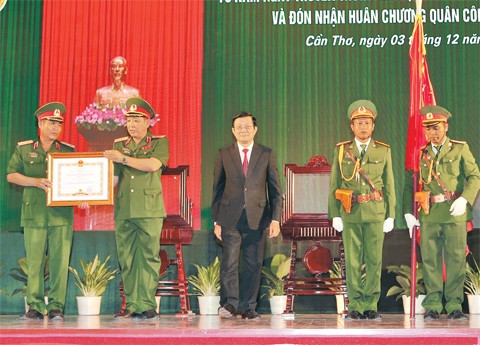 Chủ tịch nước Trương Tấn Sang trao Huân chương Quân công hạng nhất tặng LLVT Quân khu 9. Ảnh: NGUYỄN KHANG (TTXVN)