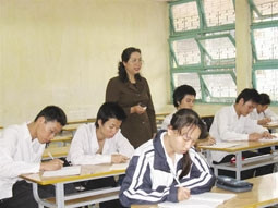 Một buổi học ở “lớp tình thương”
trường THPT Trần Hưng Đạo.