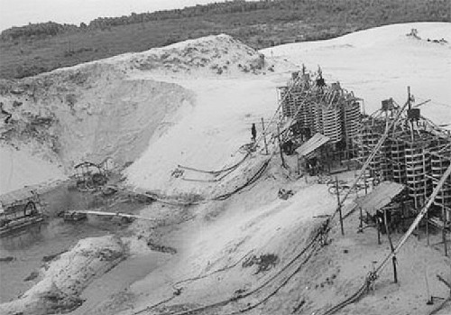 Khai thác quặng ti-tan tại tỉnh Bình Thuận thải ra nhiều hóa chất độc hại gây ô nhiễm môi trường.