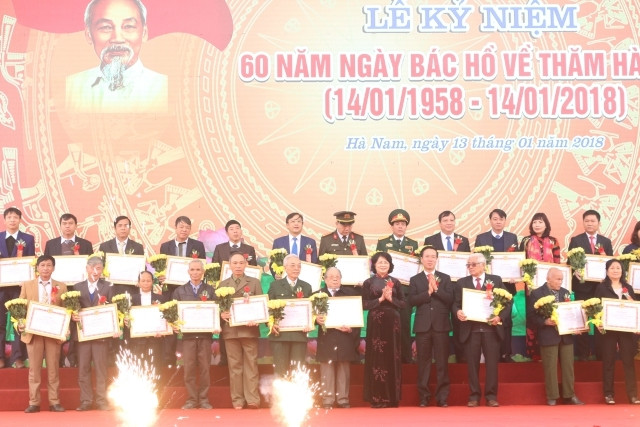 Các đồng chí Võ Văn Thưởng và Đặng Thị Ngọc Thịnh khen thưởng các tập thể, cá nhân trong phong trào học tập và làm theo tấm gương Bác.