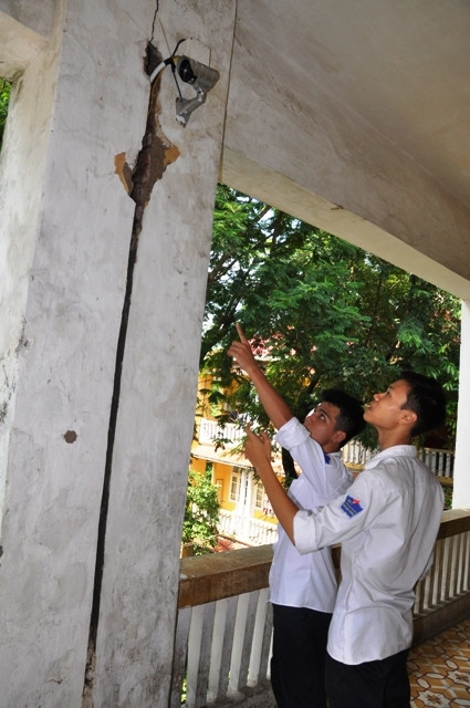 Học sinh Trường THPT Trần Nhân Tông (Hà Nội) lo sợ khi lớp học xuất hiện nhiều vết nứt