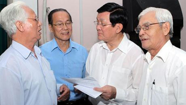 Chủ tịch nước Trương Tấn Sang với cử tri quận 3. Ảnh: NGUYỄN KHANG (TTXVN)