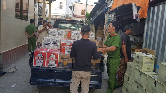 Lực lượng chức năng thu giữ số rượu, bia không rõ nguồn gốc.