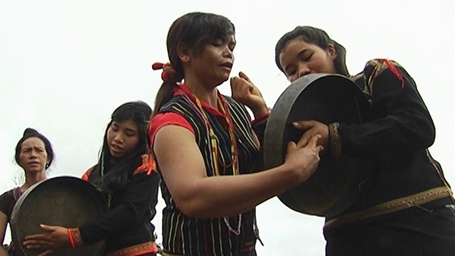 Dạy cho lớp cháu gái đánh chiêng là nét mới ở Tây Nguyên. Ảnh tư liệu