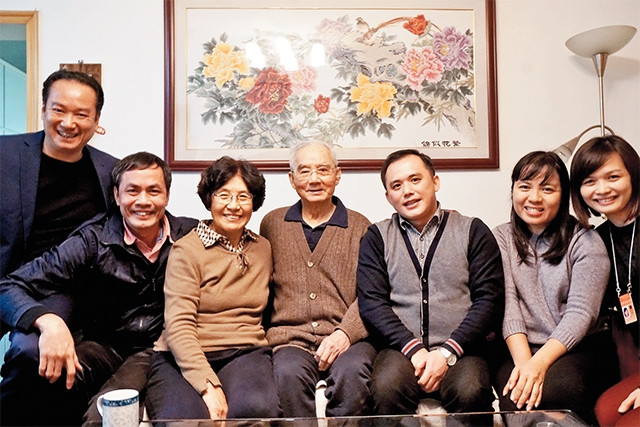 GS Triệu Ngọc Lan và GS Hoàng Mẫn Trung (thứ ba và thứ tư từ trái sang) tiếp đón các bạn Việt Nam đến chơi nhà. 