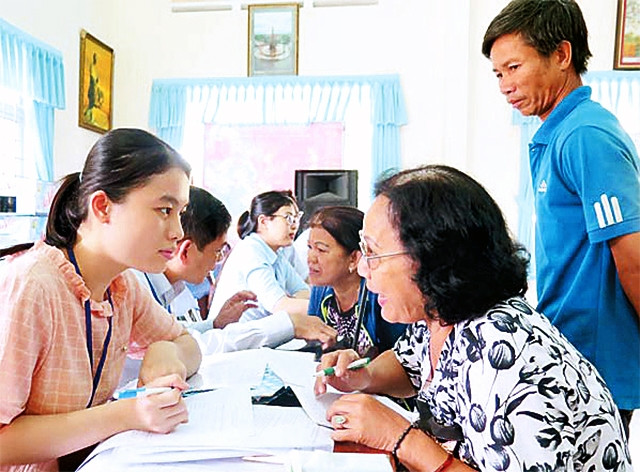 Lắng nghe vướng mắc và giải quyết chế độ cho gia đình chính sách tại Ngày hội gia đình chính sách do Sở Lao động - Thương binh và Xã hội TP Hồ Chí Minh tổ chức.