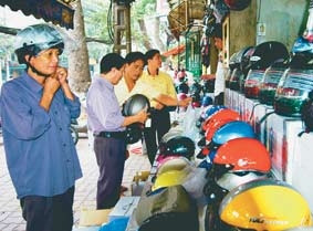 "Cơn sốt" mũ bảo hiểm ở Hà Nội