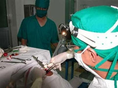 Cắt amidan cho bệnh nhân
tại Bệnh viện Tai mũi họng.