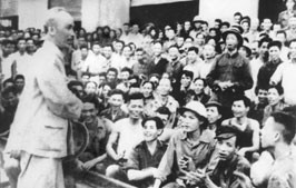 Bác Hồ về thăm và nói chuyện với
cán bộ, công nhân Nhà máy xe lửa
Gia Lâm chiều ngày 19-5-1955.