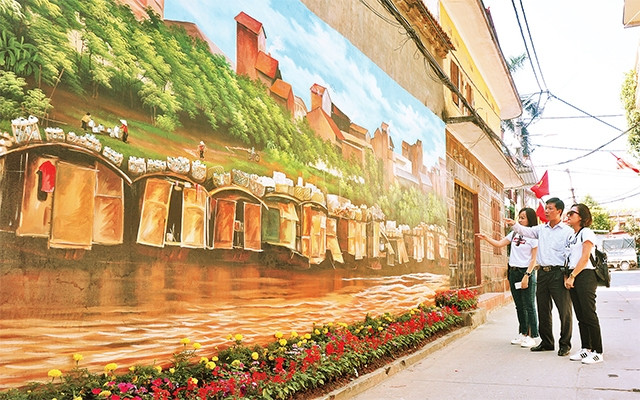 Tuyến đường ở thôn 3, làng Bát Tràng (xã Bát Tràng, huyện Gia Lâm) thu hút nhiều khách du lịch đến tham quan.