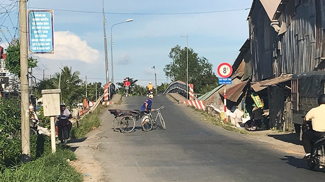Cầu Rạch Tra nhỏ hẹp, xuống cấp đã trở thành “nút thắt” giao thông trên tuyến đường tỉnh 922, TP Cần Thơ.