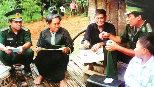 Bộ đội Biên phòng Nghệ An tuyên truyền chủ trương, chính sách của Ðảng, Nhà nước tới bà con các xã vùng biên.