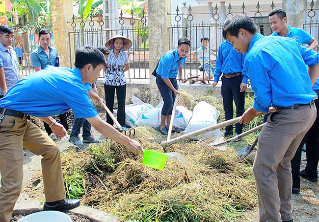 Đoàn viên, thanh niên giúp người dân xử lý, ủ rơm, rạ thay vì đốt sau vụ mùa.