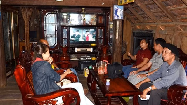 Thăm nhà Trưởng buôn M'Um Y Bhăm Byă, một hộ gia đình văn hóa, làm kinh tế giỏi, tích cực tham gia công tác chính quyền, đoàn thể.