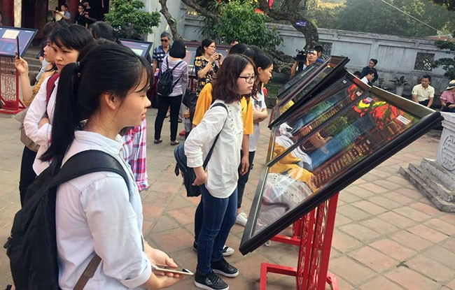 Nhiều bạn trẻ tham quan triển lãm "Khoa cử Việt Nam xưa trong di sản tư liệu thế giới".